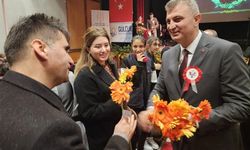 Ali Yıldırım Sezer'den öğretmenlere çiçekli kutlama